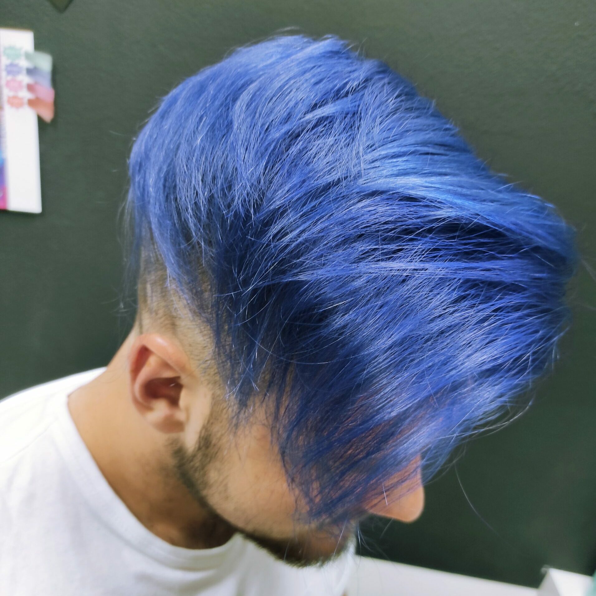 Modré pánské vlasy, Studio trochu jinak, barber shop