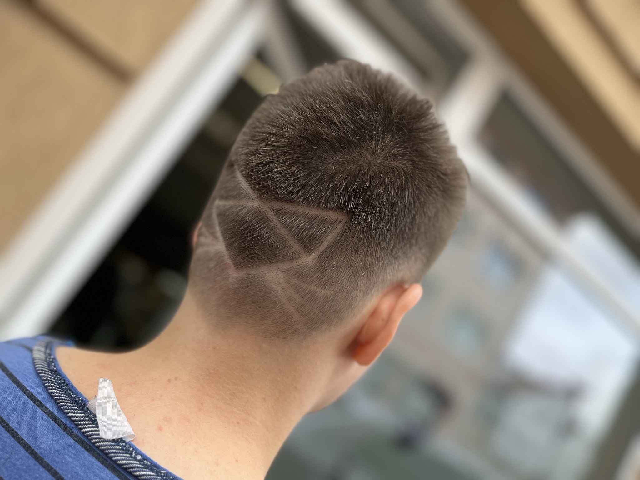 Fade a Hair tattoo na dámských krátkých vlasech